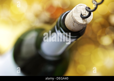 Tornillo de corcho y botella de vino Foto de stock