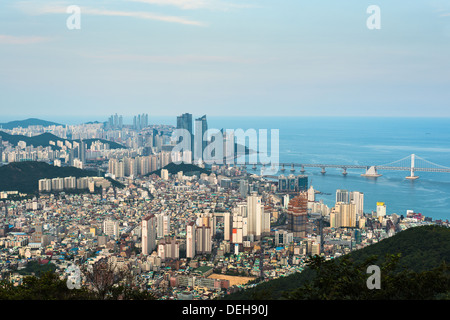 El horizonte de la ciudad de Busan. Provincia de Yeongnam, Corea del Sur.