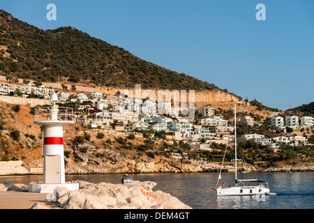 Faro en el puerto de entrada a la provincia de Antalya Kas Foto de stock