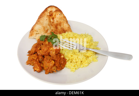Comida india, pollo tikka masala, Naan pan y arroz basmati con un tenedor en un plato aislado contra un blanco Foto de stock
