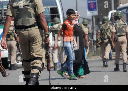 En Srinagar, Cachemira. 23 Sep, 2013. Una patrulla de soldados paramilitares indias tras las dos CISF fueron asesinados a quemarropa en la zona del parque de Iqbal Srinagar, la capital de verano de la Cachemira india. el 23/9/2013,dos CISF jawan fue asesinado cuando los militantes dispararon sobre ellos en Srinagar, el lunes, dijo la policía de Jammu y Cachemira.operación de búsqueda está en vía militantes que abrieron fuego sobre la jawans cerca del Iqbal Park de la ciudad.Informes dice que como el disparo tuvo lugar en la bulliciosa zona de mercado jawans no podría tomar represalias. (Crédito de la Imagen: © Altaf Zargar/ZUMAPRESS.com)