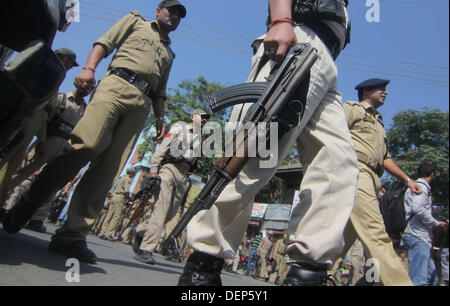En Srinagar, Cachemira. 23 Sep, 2013. Una patrulla de soldados paramilitares indias tras las dos CISF fueron asesinados a quemarropa en la zona del parque de Iqbal Srinagar, la capital de verano de la Cachemira india. el 23/9/2013,dos CISF jawan fue asesinado cuando los militantes dispararon sobre ellos en Srinagar, el lunes, dijo la policía de Jammu y Cachemira.operación de búsqueda está en vía militantes que abrieron fuego sobre la jawans cerca del Iqbal Park de la ciudad.Informes dice que como el disparo tuvo lugar en la bulliciosa zona de mercado jawans no podría tomar represalias. (Crédito de la Imagen: © Altaf Zargar/ZUMAPRESS.com)