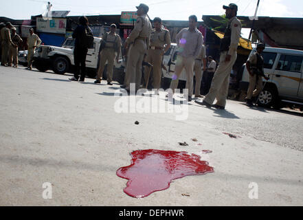 En Srinagar, Cachemira administrada por India. 23 Sep, 2013. Policías indios mirar hacia la sangre de soldados paramilitares indias tras un presunto ataque militante en Srinagar, la capital de verano de Cachemira administrada por India. Una Central de Seguridad Industrial Froce(CISF) personal fue muerto y otro resultó herido cuando los militantes les dispararon en un concurrido mercado en Srinagar. Sofi Suhail/ Alamy Live News