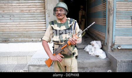 En Srinagar, Cachemira administrada por India. 23 Sep, 2013. Un indio de policía está de guardia en Srinagar, la capital de verano de Cachemira administrada por India. Una Central de Seguridad Industrial Froce(CISF) personal fue muerto y otro resultó herido cuando los militantes les dispararon en un concurrido mercado en Srinagar. Sofi Suhail/ Alamy Live News