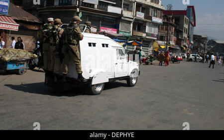 En Srinagar, Cachemira administrada por India. 23 Sep, 2013. Una patrulla de policías indios street en Srinagar, la capital de verano de Cachemira administrada por India tras un presunto ataque militante. Una Central de Seguridad Industrial Froce(CISF) personal fue muerto y otro resultó herido cuando los militantes les dispararon en un concurrido mercado en Srinagar. Sofi Suhail/ Alamy Live News