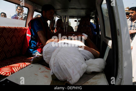 En Srinagar, Cachemira administrada por India. 23 Sep, 2013. Paramédicos desplazar un soldado indio heridos a un hospital de Srinagar, la capital de verano de Cachemira administrada por India. Una Central de Seguridad Industrial Froce(CISF) personal fue muerto y otro resultó herido cuando los militantes les dispararon en un concurrido mercado en Srinagar. Sofi Suhail/ Alamy Live News