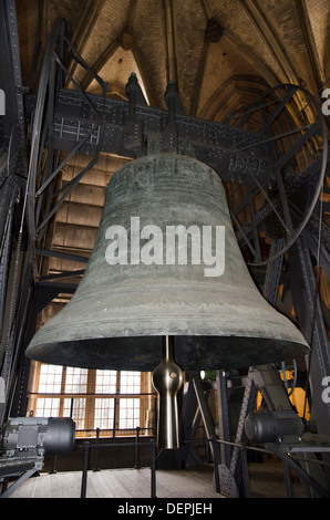 San Pedro bell colgando en el campanario de la catedral de Colonia, Alemania