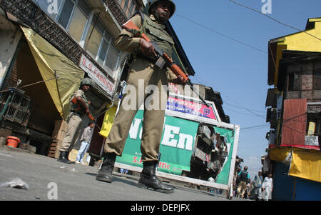 En Srinagar, Cachemira administrada por India. 23 Sep, 2013. Un policía indio guarda una calle en Srinagar, la capital de verano de Cachemira administrada por India tras un presunto ataque militante. Una Central de Seguridad Industrial Froce(CISF) personal fue muerto y otro resultó herido cuando los militantes les dispararon en un concurrido mercado en Srinagar(Sofi Suhail/ Alamy Live News).