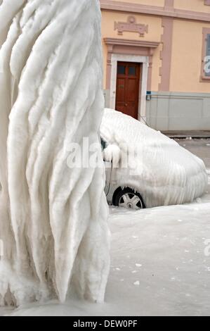 El Invierno Severo Completamente Congelado Coche Atrapado En El Hielo Versoix Canton De Ginebra El Lago De Ginebra El Lago Leman Region Costa Fotografia De Stock Alamy