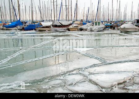 El Invierno Severo Congelados Los Barcos Atrapados En El Hielo Versoix Canton De Ginebra El Lago Leman Region Costa El Lago De Ginebra Suiza Fotografia De Stock Alamy