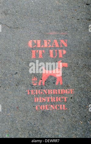 "Limpiarlo" signo pintado sobre la senda de Teignbridge Consejo Distrital en Ashburton, Devon Foto de stock