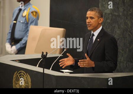 Nueva York, Estados Unidos. 24 Sep, 2013. El Presidente de Estados Unidos, Barack Obama, ofrece un discurso ante la Asamblea General de las Naciones Unidas en Nueva York, Nueva York, el martes, 24 de septiembre de 2013. Crédito: Allan Tannenbaum / Pool a través del CNP Foto de stock