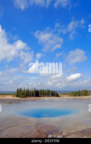 Opal piscina, aguas termales, Midway Geyser Basin, el Parque Nacional Yellowstone, Wyoming, EE.UU.