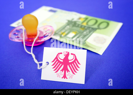 Maniquí con cien euros y la etiqueta de color rosa con el águila federal, los fondos para la atención de la foto simbólica, mit-Schein Hundert-Euro Schnuller Foto de stock