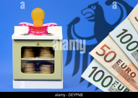 Cocina en miniatura con maniquí y águila federal, cuidado dinero, mit Miniaturherd Schnuller und Bundesadler, Betreuungsgeld Foto de stock