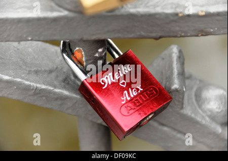 Amor cerraduras, candados, de jóvenes amantes en Niederbaumbruecke bridge, distrito de almacenes, el puerto de Hamburgo Foto de stock