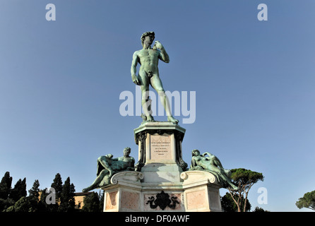 David estatua, réplica de bronce, en la plaza Piazzale Michelangelo, Florencia, Toscana, Italia, Europa Foto de stock