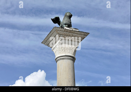 Columna, capital con el león alado de San Marcos, el santo patrono de Venecia, la plazoleta de la plaza de San Marcos, la Plaza de San Marcos Foto de stock
