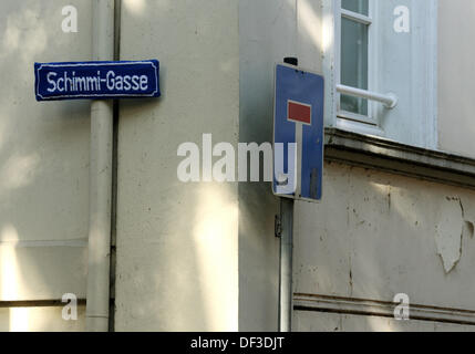 El signo de la calle 'Schimmi tejidos-Gasse' (Schimmi-Alley) cuelga en la fachada de una casa en el distrito Ruhrort en Duisburgo, Alemania, el 27 de septiembre de 2013. El tricotaje Ruhort guerrilla y Du Tours quiere honrar el comisario Horst Schimanski - una figura ficticia de la serie de televisión ARD delito Tatort. Foto: ROLAND WEIHRAUCH Foto de stock