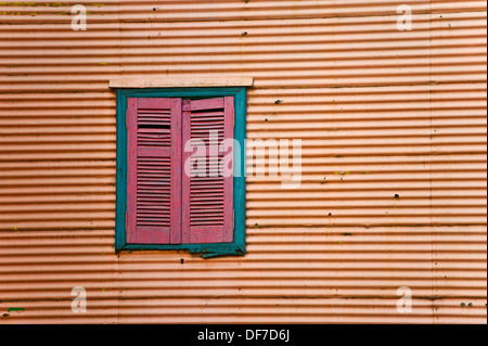 Postigos cerrados en una fachada de hierro corrugado, La Boca, Buenos Aires, Provincia de Buenos Aires, Argentina