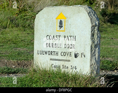 Un antiguo camino de piedra/Route marcador marca la caminata costera desde la puerta de Durdle de Lulworth Cove, Dorset, Inglaterra, Reino Unido. Foto de stock