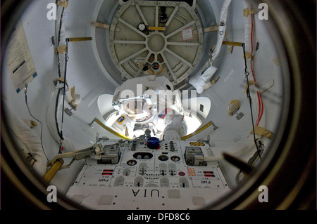 Saliendo de la esclusa de aire Quest en la Estación Espacial Internacional, el astronauta Alvin Drew comenzó su spacewalking deberes compartidos Foto de stock