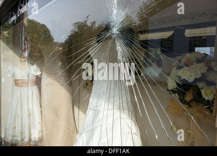 Una ventana vandelised rotos de una tienda de venta de vestidos de novia. Foto de stock