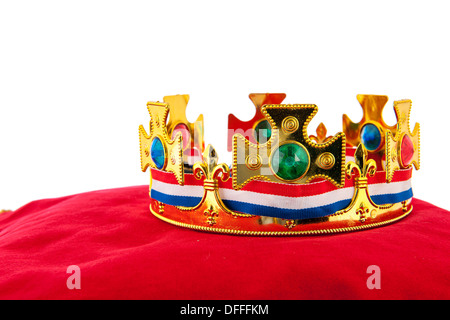 Corona de Oro sobre la almohada de terciopelo rojo para la coronación en Holanda Foto de stock