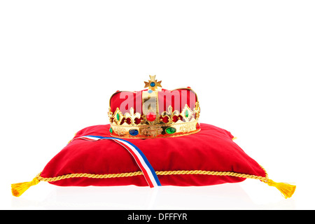Corona de Oro sobre la almohada de terciopelo rojo para la coronación en Holanda Foto de stock