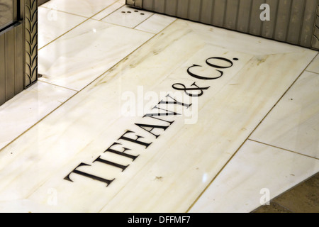 Tiffany & Co. de grabado sobre el piso de baldosas en frente de la tienda, el centro comercial Westfield Valley Fair Mall, Santa Clara, California, EE.UU.