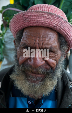 El hombre local, retrato, Mount Hagen, en el oeste de la provincia de Tierras Altas, Papua Nueva Guinea Foto de stock