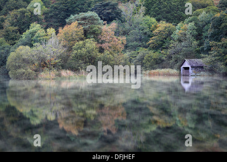 Misty mañana de otoño de Rydal Water en el distrito de los lagos de Inglaterra con la Cote Cómo boathouse. Foto de stock