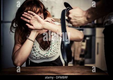 Mujer que cubre su rostro con el temor de la violencia doméstica