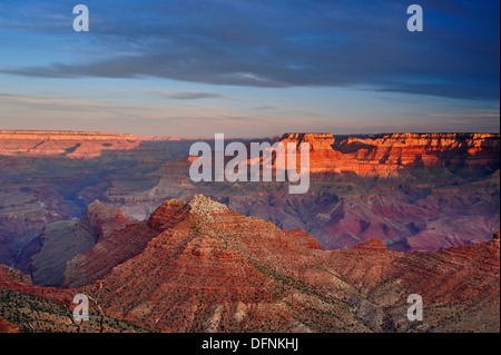 Grand Canyon bajo el cielo nublado, el punto de vista del desierto, el Parque Nacional del Gran Cañón, Sitio del Patrimonio Mundial de la UNESCO Grand Canyon, Arizona. Foto de stock