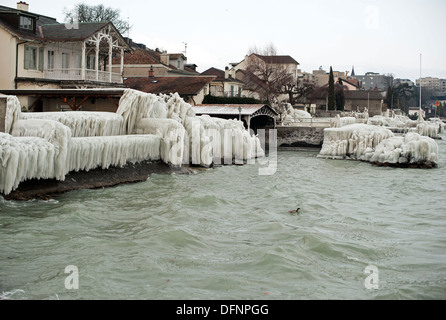 Congelados Orilla Del Lago Ginebra Junto A Casas Habitadas Versoix Canton De Ginebra El Lago De Ginebra El Lago Leman Region Costa Fotografia De Stock Alamy