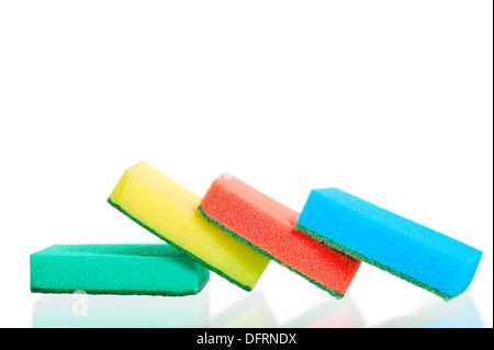 https://l450v.alamy.com/450ves/dfrndx/cuatro-esponjas-multicolores-sobre-fondo-blanco-dfrndx.jpg