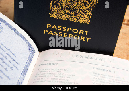 Dos pasaportes canadienses con uno abierto Foto de stock
