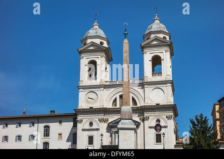 La iglesia de la Santissima Trinità dei Monti se encuentra en la parte superior de los Pasos Españoles, Roma, Lazio, Italia, Europa