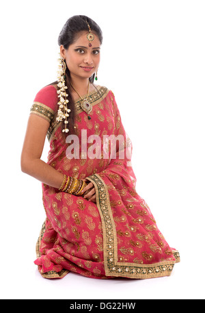 Mujer india tradicional de cuerpo completo en traje de sari ángulo  diferente vista frontal, lateral y posterior que se encuentran aisladas  sobre fondo blanco Fotografía de stock - Alamy