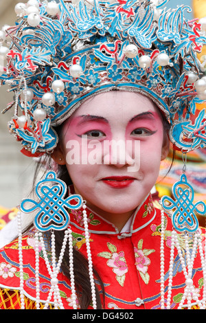 Mujer joven ataviados con sus trajes tradicionales, Año Nuevo Chino, París, Francia, Europa Foto de stock