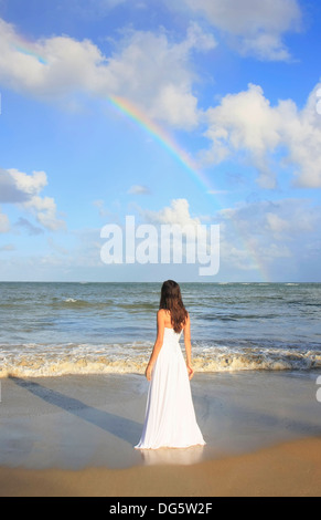 Mujer Joven En El Vestido Blanco Que Disfruta De Día De Verano En La Playa  Imagen de archivo - Imagen de playa, brazos: 53871949