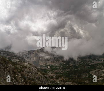Dramáticos y amenazantes nubes de montaña sobre el lago cerca de Cuenca Sabrina Obispo California