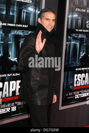 Nueva York, Nueva York, Estados Unidos. 15 Oct, 2013. El actor JIM CAVIEZEL asiste a la premiere de Nueva York de 'Escape Plan' celebrada en Regal E-Walk. © Nancy Kaszerman/ZUMAPRESS.com/Alamy Live News Foto de stock