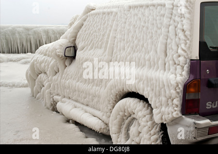 El Invierno Severo Completamente Congelado Coche Atrapado En El Hielo Versoix Canton De Ginebra El Lago De Ginebra El Lago Leman Region Costa Fotografia De Stock Alamy