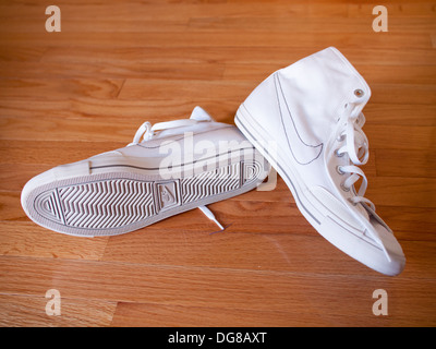 Por cierto Corrupto Calma Un par de Nike blancos IR A MEDIADOS DE LONA lona casual zapatillas, modelo  2011 Fotografía de stock - Alamy