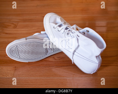 Habubu imagen Iluminar Par de zapatillas de lona nike fotografías e imágenes de alta resolución -  Alamy