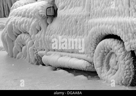 El Invierno Severo Completamente Congelado Coche Atrapado En El Hielo Versoix Canton De Ginebra El Lago De Ginebra El Lago Leman Region Costa Fotografia De Stock Alamy