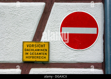 Señal de advertencia alemana atención avalancha de techo y conduzca a través de prohibido Foto de stock