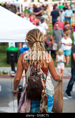 Chica mostrando rastas desde atrás en el festival 'Big Love' Hipster en Asheville, Carolina del Norte. Foto de stock