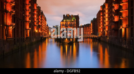 Hamburgo Hamburgo Speicherstadt Wasserschloss Nacht - ciudad de bodegas palacio en la noche 04 Foto de stock